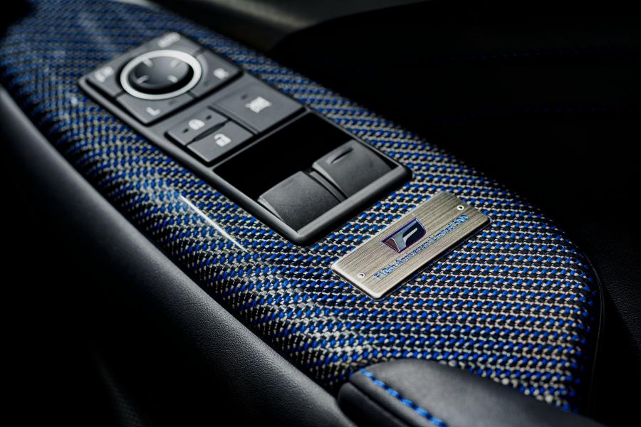 Детали интерьера Lexus RC F F 10th Anniversary Limited 2018 года  (JP) (фото 3 из 8)